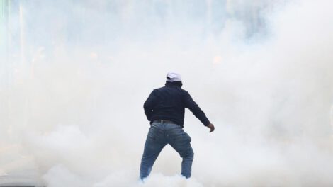 Un manifestante se enfrenta con integrantes de la Policía de Bolivia este viernes, en La Paz