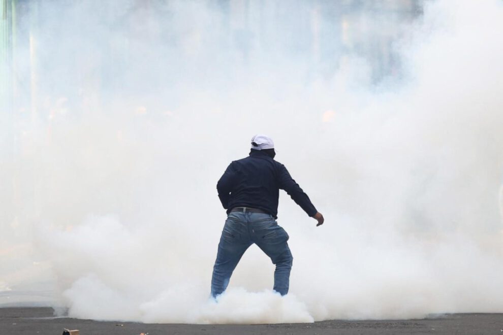Un manifestante se enfrenta con integrantes de la Policía de Bolivia este viernes, en La Paz