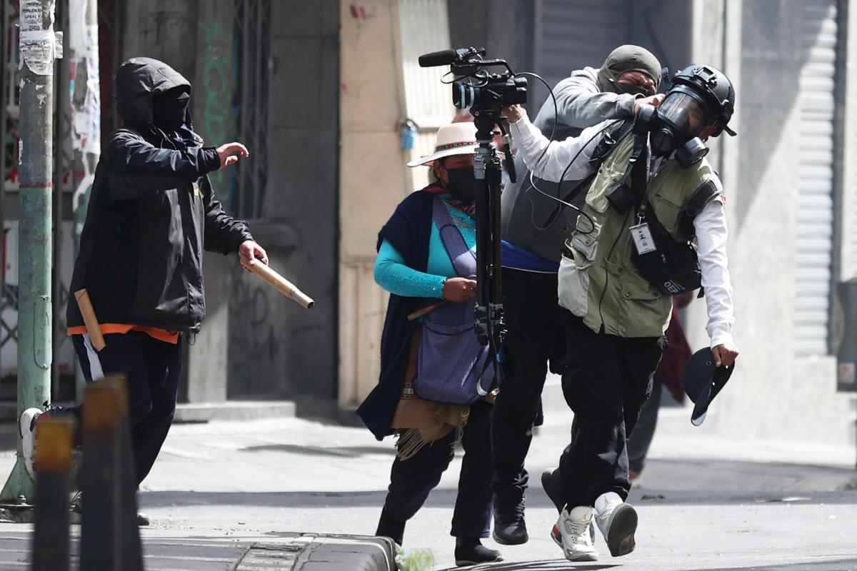 Un manifestante agrede a un periodista