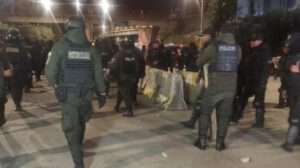 La Policía ejecutó un operativo para habilitar el peaje de la autopista La Paz–El Alto