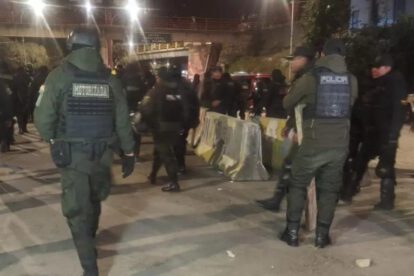 La Policía ejecutó un operativo para habilitar el peaje de la autopista La Paz–El Alto