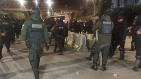 La Policía ejecutó un operativo para habilitar el peaje de la autopista La Paz–El Alto