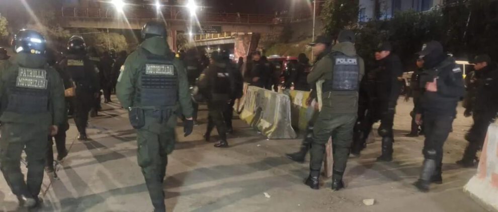 La Policía ejecutó un operativo para habilitar el peaje de la autopista La Paz–El Alto