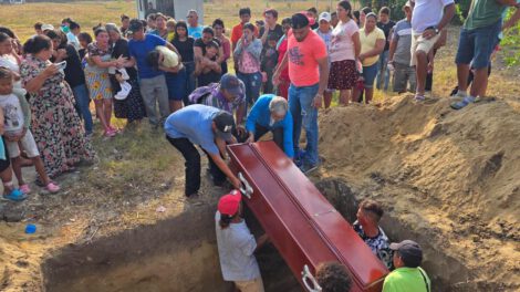Personas asisten a un funeral este viernes, en Rigores (Honduras)