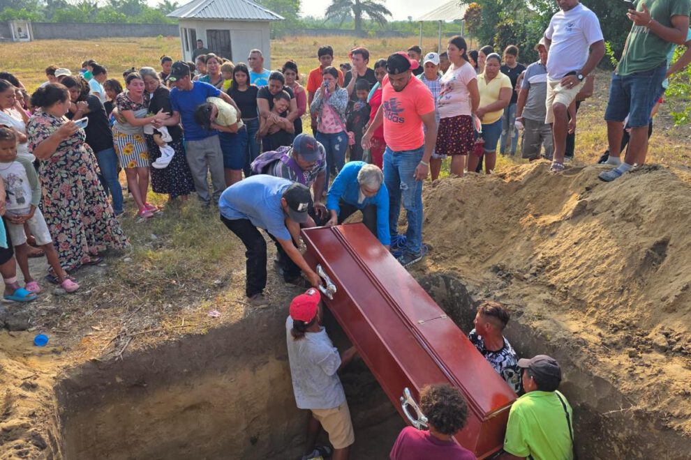 Personas asisten a un funeral este viernes, en Rigores (Honduras)