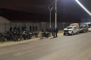 Efectivos de la Policía Boliviana y las Fuerzas Armadas