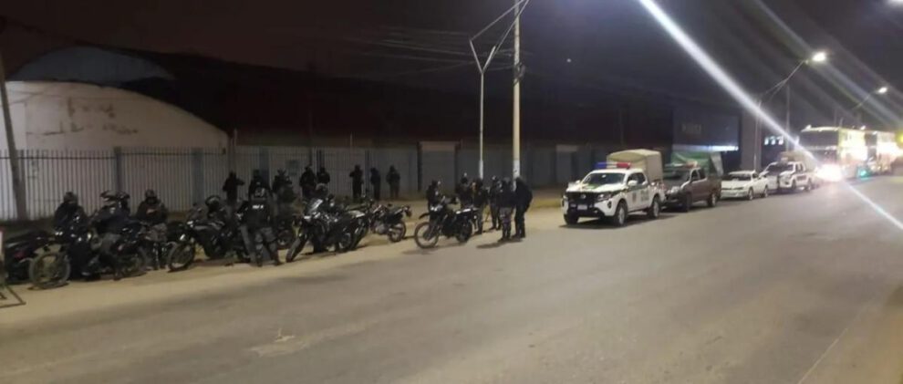 Efectivos de la Policía Boliviana y las Fuerzas Armadas