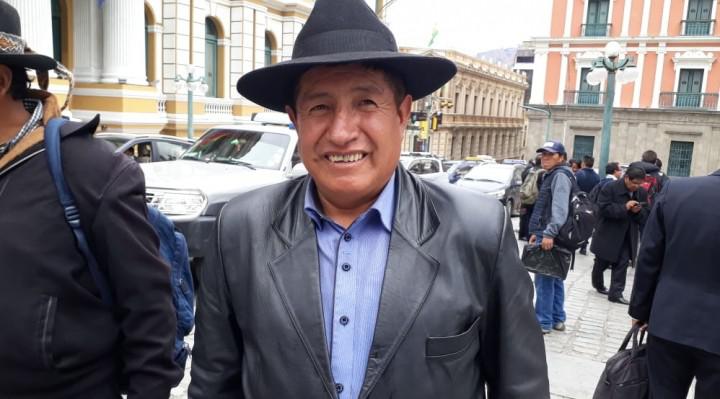 El exlegislador Quispe en conferencia de prensa