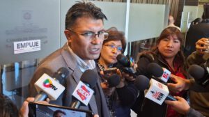 El senador Nilton Condori en conferencia de prensa