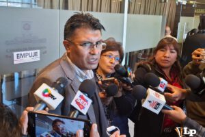 El senador Nilton Condori en conferencia de prensa