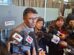 El senador Nilton Condori en conferencia de prensa