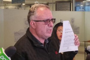 El diputado Carlos Alarcón en conferencia de prensa