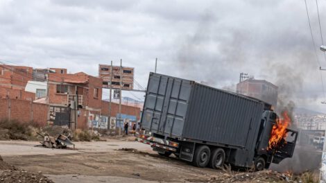 Un video captó el motorizado en llamas
