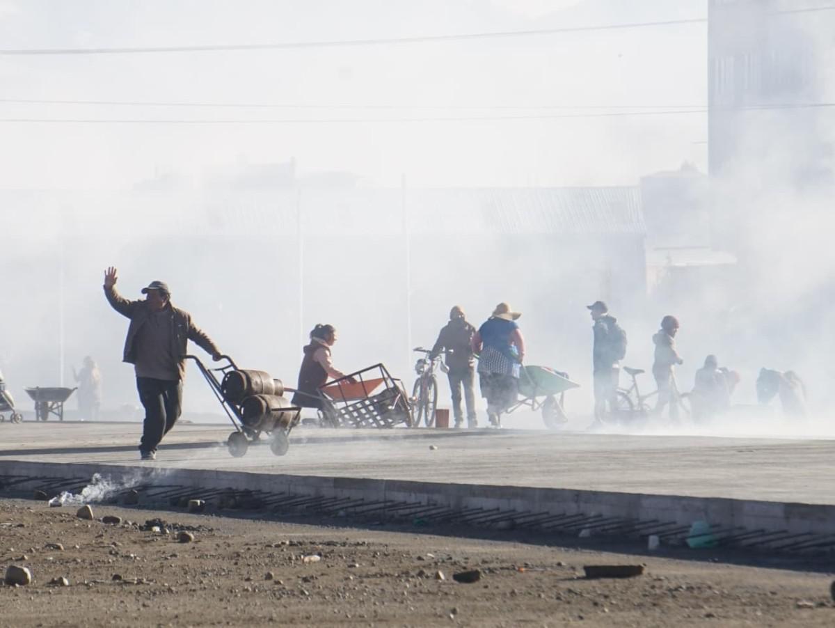 Efectivos de la Policía continuan con el desbloqueo en la carretera a Oruro