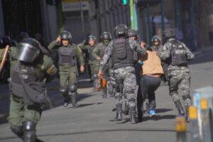 Efectivos de la UTOP capturan a un manifestante tras los violentos choques en los accesos a la plaza Murillo