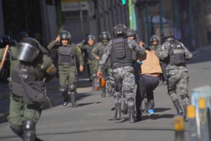 Efectivos de la UTOP capturan a un manifestante tras los violentos choques en los accesos a la plaza Murillo
