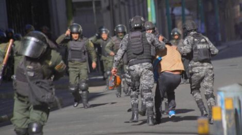 Efectivos de la UTOP capturan a un manifestante tras los violentos choques en los accesos a la plaza Murillo
