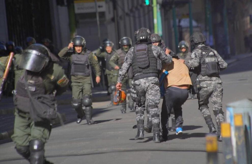 Efectivos de la UTOP capturan a un manifestante tras los violentos choques en los accesos a la plaza Murillo