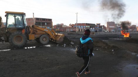 Tractores limpian escombros en la vía de La Paz con Oruro este sábado, en Ventilla (Bolivia)