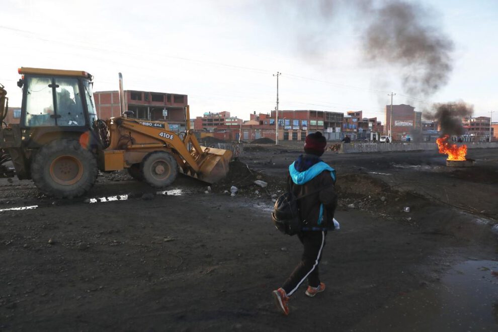 Tractores limpian escombros en la vía de La Paz con Oruro este sábado, en Ventilla (Bolivia)
