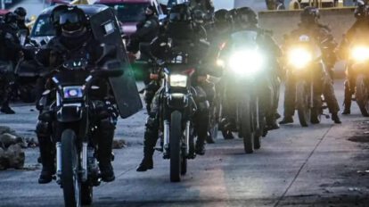 Policias en sus motocicletas
