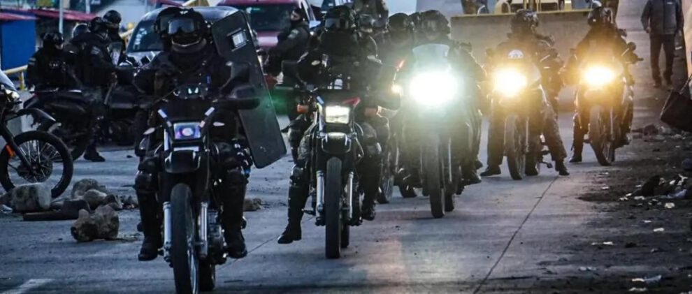 Policias en sus motocicletas
