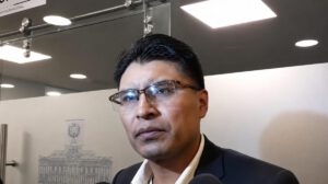El senador Condori en conferencia de prensa