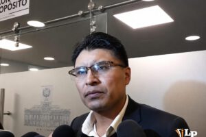 El senador Condori en conferencia de prensa