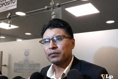 El senador Condori en conferencia de prensa