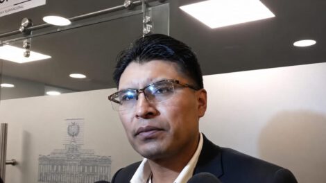 El senador Condori en conferencia de prensa