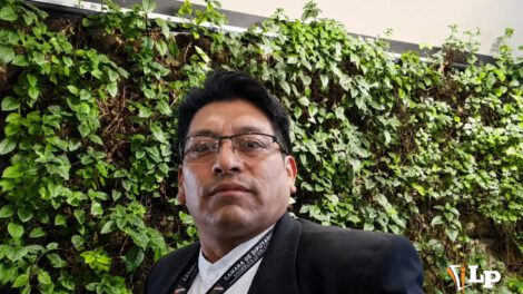 El diputado Villca en conferencia de prensa