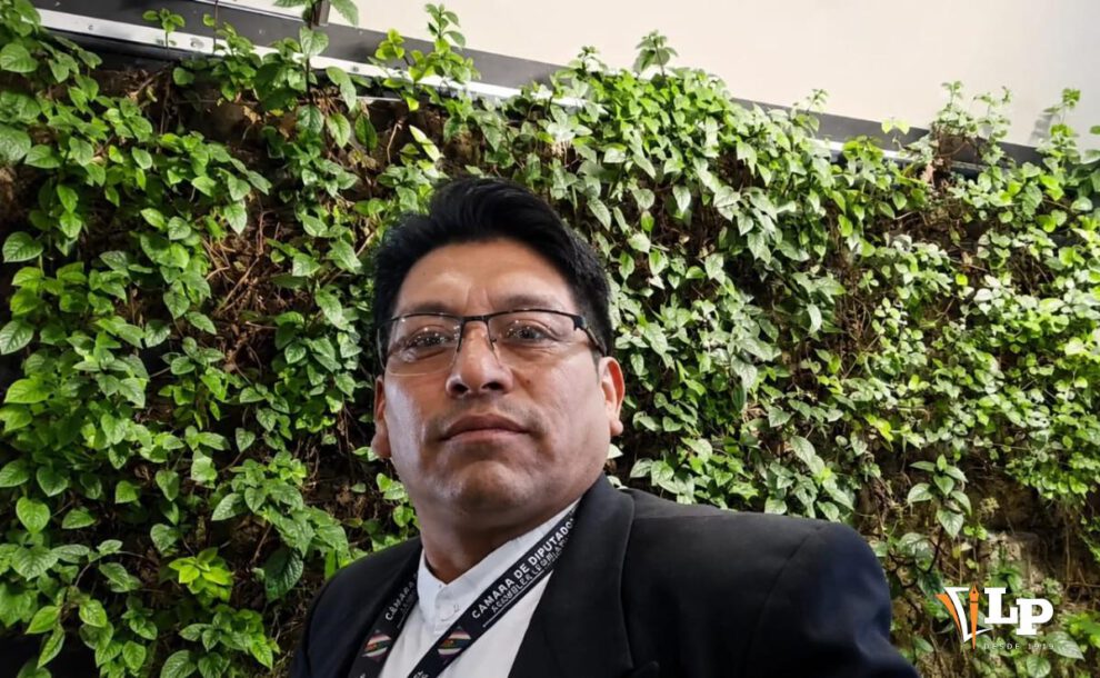 El diputado Villca en conferencia de prensa