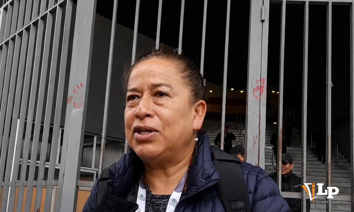 La diputada Lili Zurita en conferencia de prensa