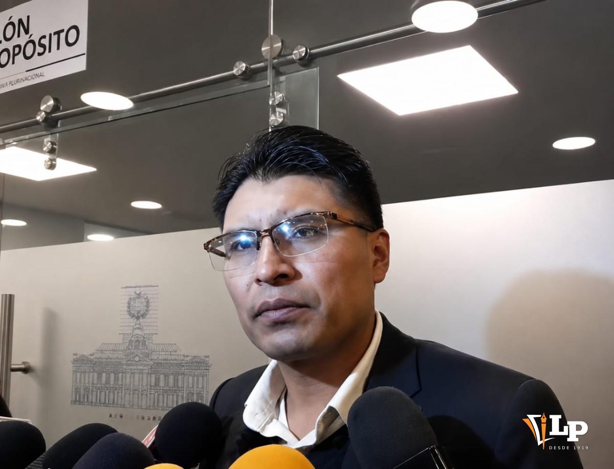 El senador Condori en conferencia de prensa