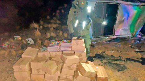 Un agente de seguridad examina el cargamento de álbumes y figuritas del Mundial 2026 hallado tras el accidente vehicular
