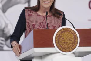 La presidenta de México, Claudia Sheinbaum, habla durante una rueda de prensa