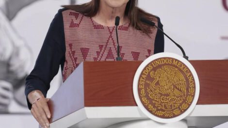 La presidenta de México, Claudia Sheinbaum, habla durante una rueda de prensa