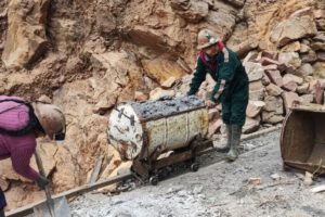 Mineros cooperativistas y palliris realizan labores de transporte y acopio de mineral