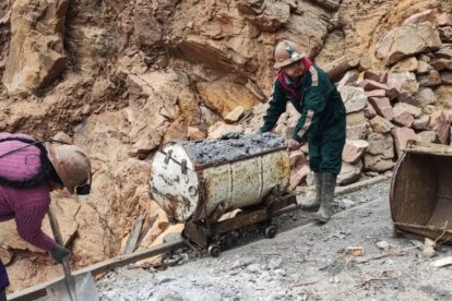 Mineros cooperativistas y palliris realizan labores de transporte y acopio de mineral
