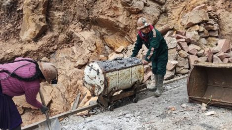 Mineros cooperativistas y palliris realizan labores de transporte y acopio de mineral