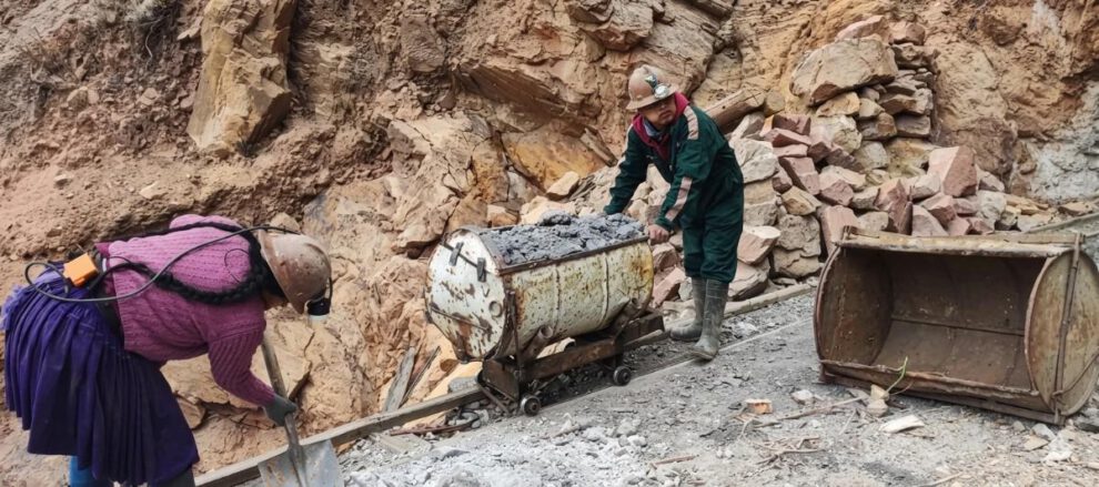 Mineros cooperativistas y palliris realizan labores de transporte y acopio de mineral