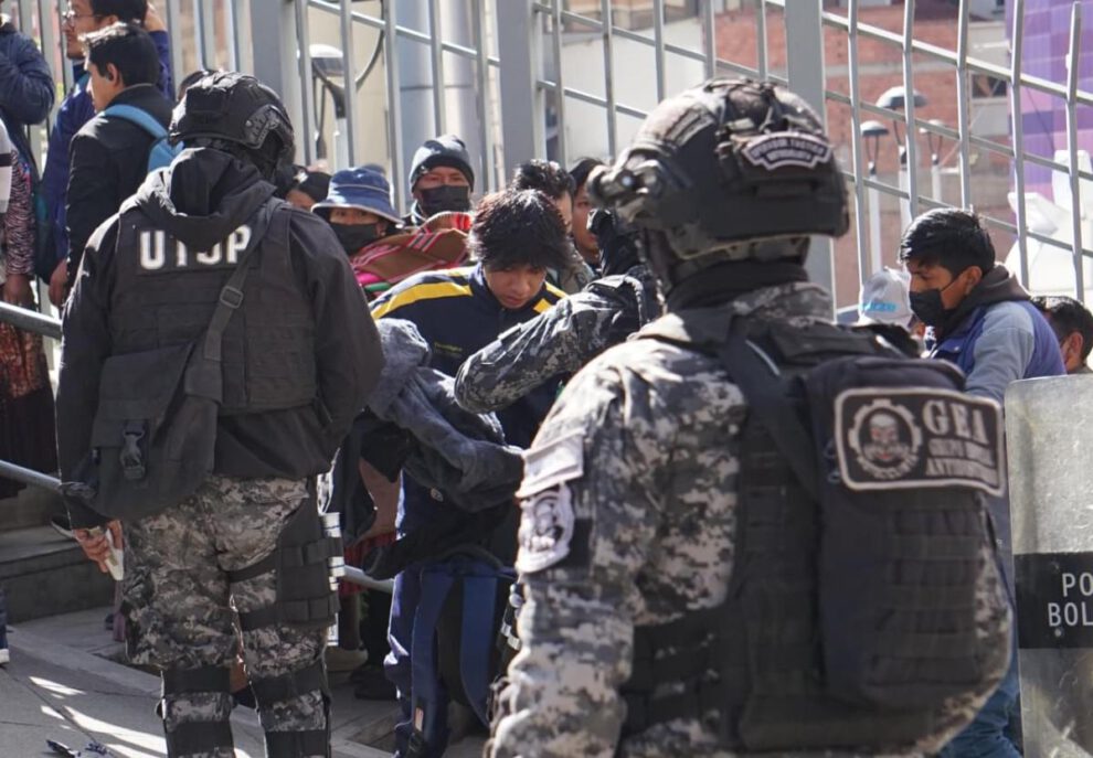 Policía de élite resguarda el Teleférico Morado