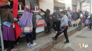 fila para comprar pollo