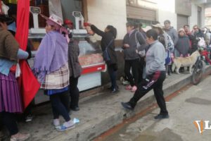 fila para comprar pollo
