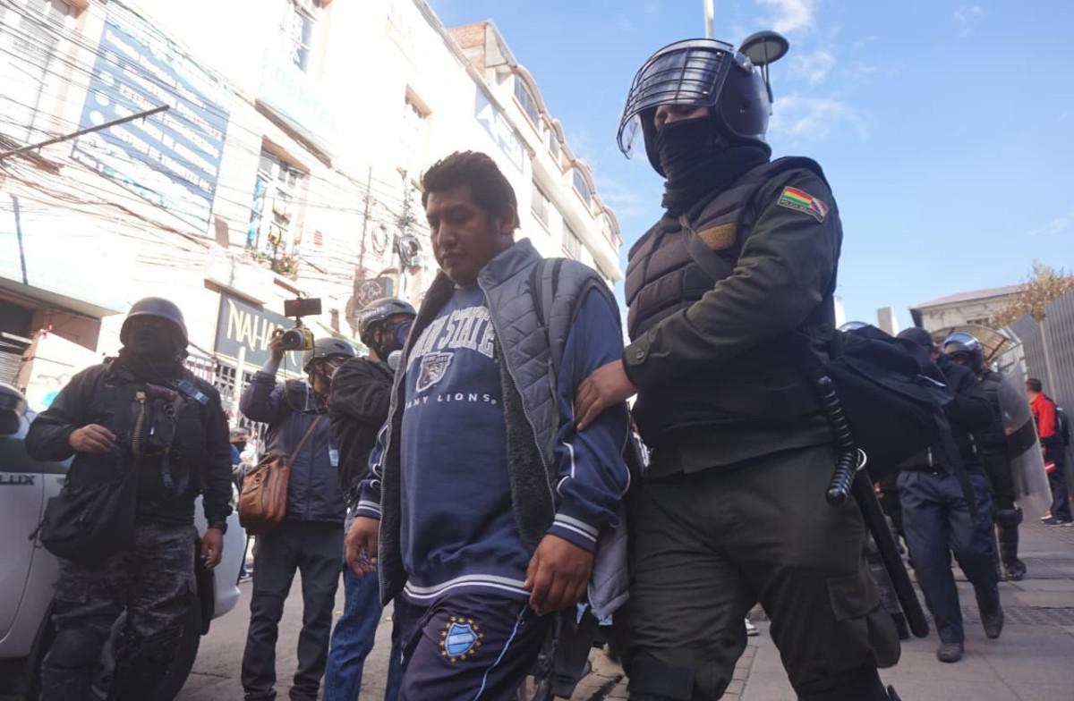 protestante arrestado por la Policía