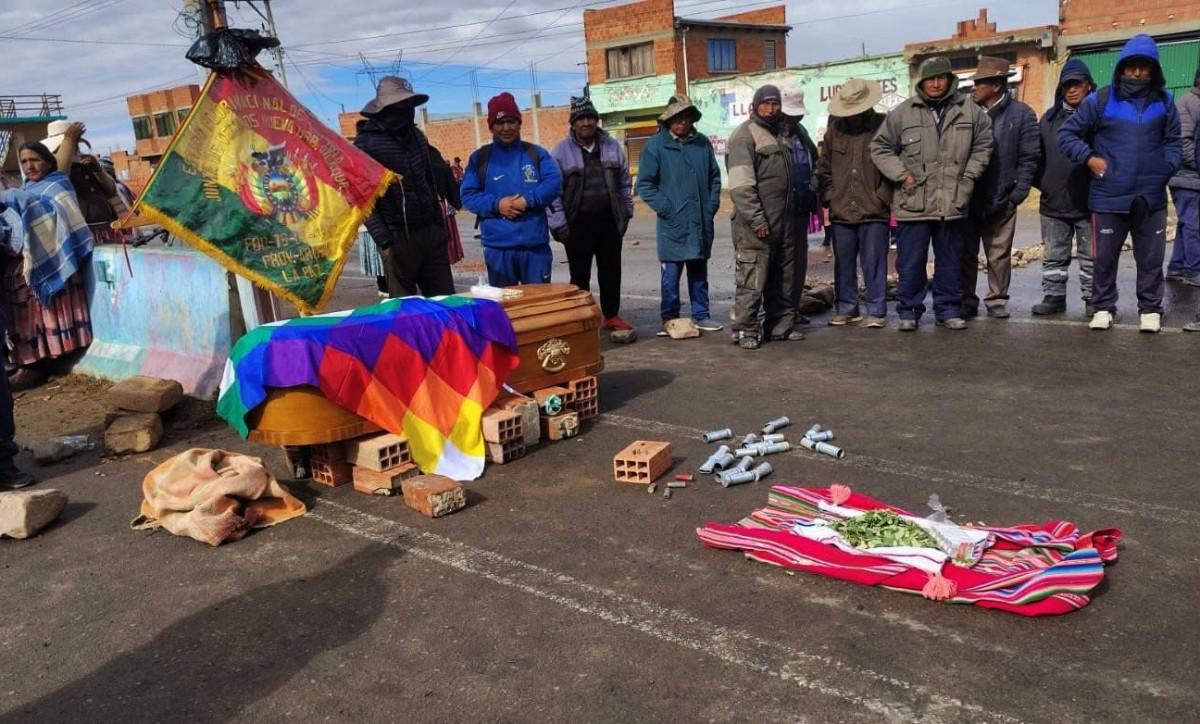 Familiares instalaron un velorio en plena carretera para despedir a Víctor Cruz Quispe