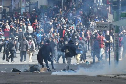 Enfrentamiento entre la policía y la protesta de la COB