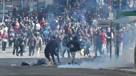 Enfrentamiento entre la policía y la protesta de la COB