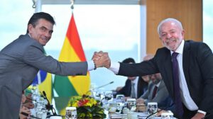 El presidente de Brasil, Luiz Inácio Lula da Silva (d) , junto al Presidente de Bolivia, Rodrigo Paz (i)