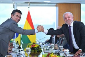 El presidente de Brasil, Luiz Inácio Lula da Silva (d) , junto al Presidente de Bolivia, Rodrigo Paz (i)